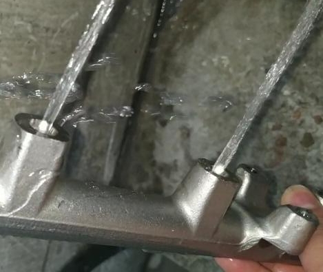 測試燃油共軌管，看用斯曼克水粒流去毛刺前后有何區(qū)別？
