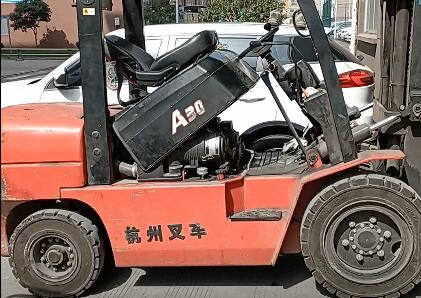 給叉車的液壓閥交叉孔去毛刺，用磨粒流的越來越多！