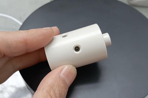 PEEK交叉孔去毛刺，斯曼克磨粒流解決方案！