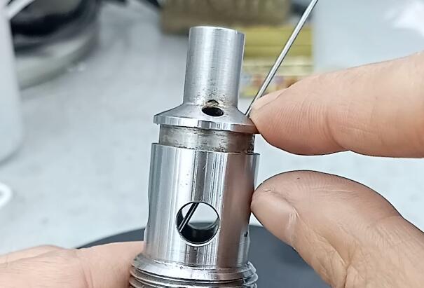 長斜孔去毛刺，磨粒流技術(shù)是怎么做到的？