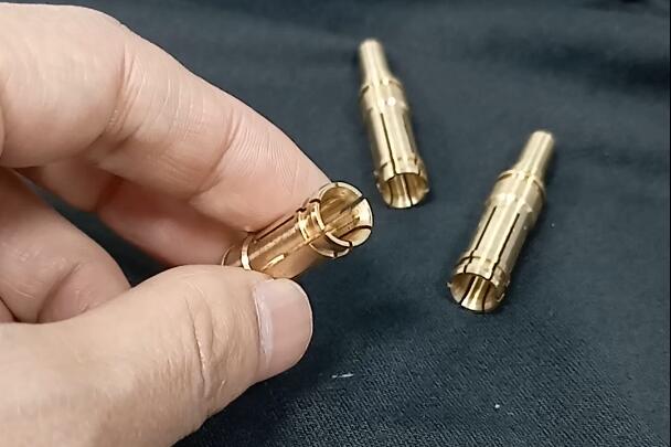 新能源汽車充電樁銅插孔細(xì)縫去毛刺，磨粒流拋光設(shè)備能做嗎？